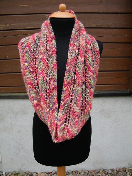 Bunter gestrickter Loopschal mit Lochmuster auf schwarzer Schaufensterbüste