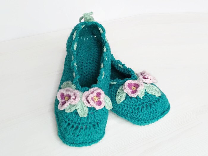 Türkise gehäkelte Ballerinas mit rosa-violetten Blumen und hellgrünen Blättern