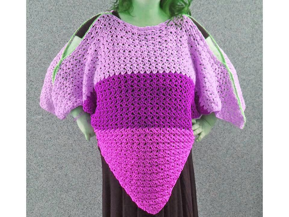 Gehäkelter Poncho in Pink- und Lilatönen mit offenen Schultern und spitz zulaufendem Vorderteil