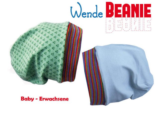 Zwei Wendebeanies: links mintgrün gemustert, rechts hellblau unifarben, beide mit buntem gestreiftem Umschlag auf weißem Hintergrund.