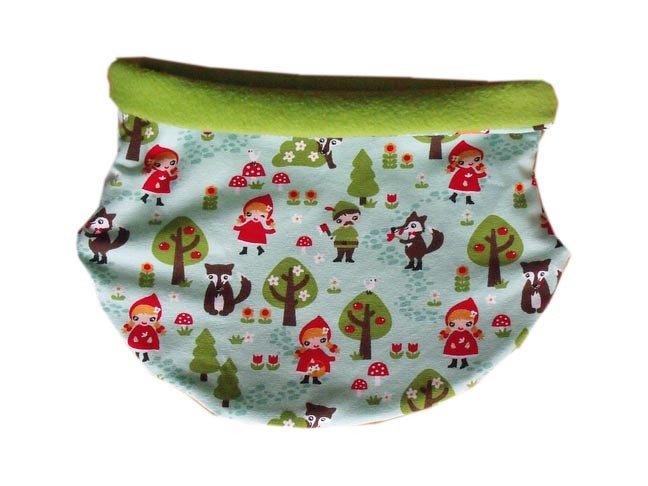 Gefaltetes Halstuch mit Rotkäppchen-, Wolf- und Baum-Motiven auf hellblauem Stoff und grünem Bund