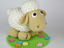 Großes Schaf Wolli auf blühender Wiese Häkelanleitung