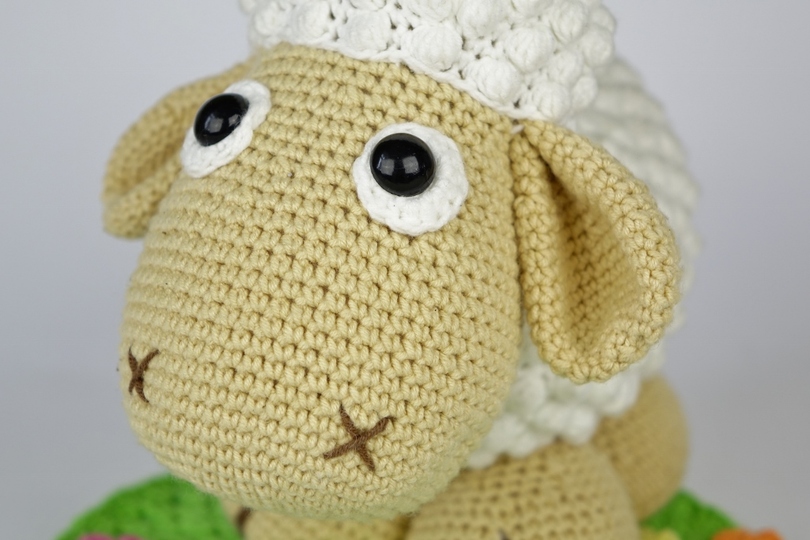 Großes Schaf Wolli auf blühender Wiese Häkelanleitung