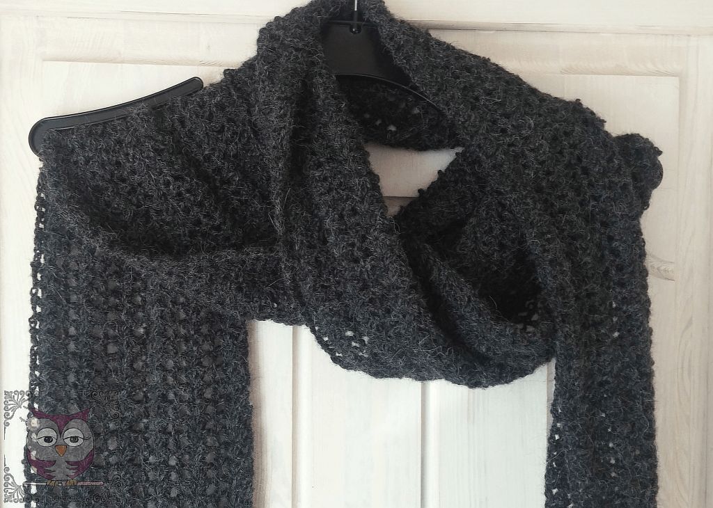 Langer gehäkelter Schal mit Netzmuster dunkelgrau