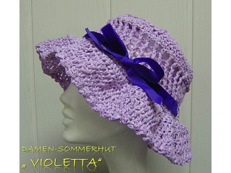 Lila gehäkelter Damensommerhut 'Violetta' mit sichtbarer Maschenstruktur und violetter Schleife auf Mannequin
