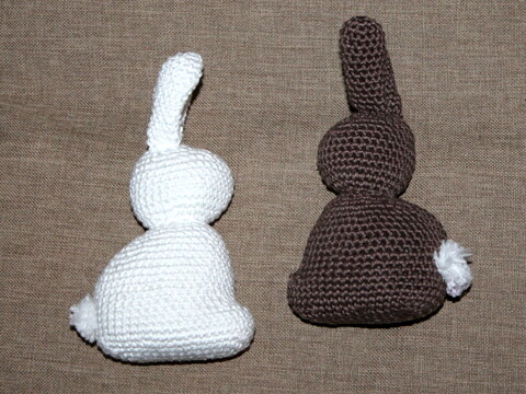 Osterhase häkeln – schlichte Hasenform in Braun und Weiß (DE & EN)