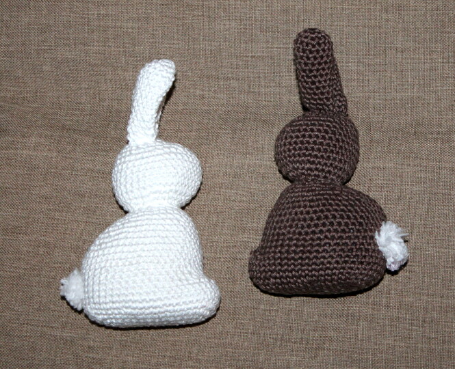 Osterhase häkeln – schlichte Hasenform in Braun und Weiß (DE & EN)
