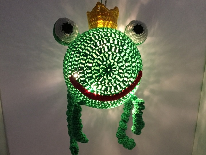 Lampe Froschkönig häkeln Kinderzimmerlampe