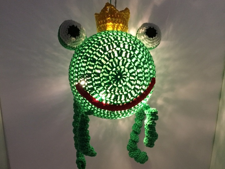 Lampe Froschkönig häkeln Kinderzimmerlampe