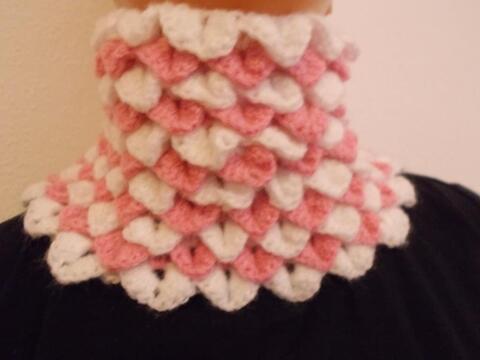 Häkelanleitung für einen Häkelschal, Häkel-Loop, Kragen, Krokodilmuster Schuppenmuster