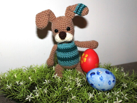 Crochet an Easter Bunny – with striped ears and a pompom tail (EN & DE)