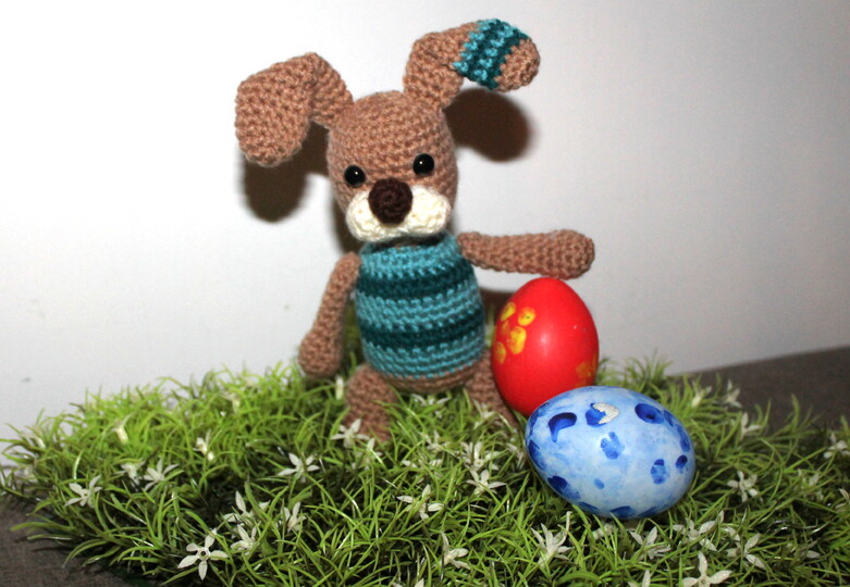 Crochet an Easter Bunny – with striped ears and a pompom tail (EN & DE)