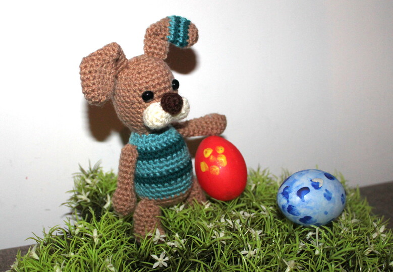 Crochet an Easter Bunny – with striped ears and a pompom tail (EN & DE)