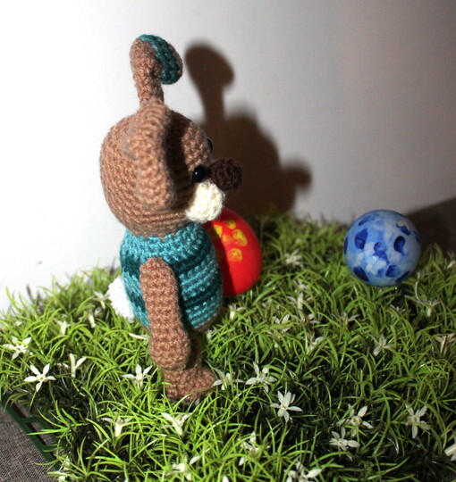 Crochet an Easter Bunny – with striped ears and a pompom tail (EN & DE)