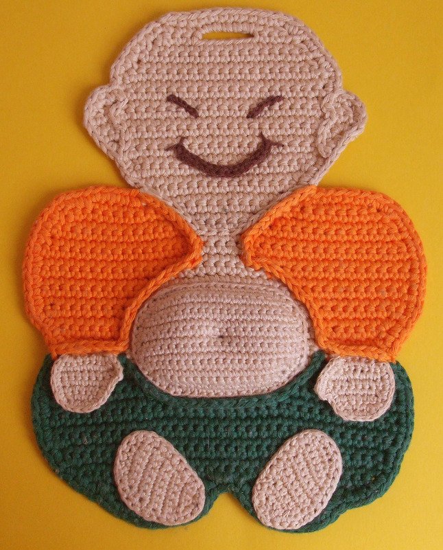 Gehäkelter Figuren-Topflappen mit beige Kopf, orange Seitenpartien und grünem Unterteil