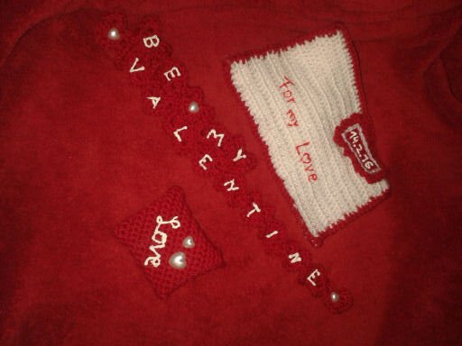 Gehäkelte Valentinstags-Deko in Rot und Weiß mit Schriftzug 'BE MY VALENTINE', kleinem Brief 'for my Love' und Kissen 'Love', teils mit Perlen