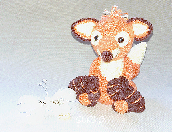 Gehäkelter sitzender Fuchs Amigurumi in Orange, Weiß und Braun