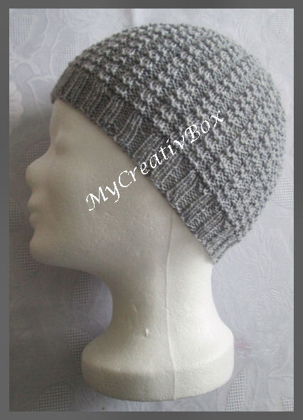 Grau gestrickte Mütze mit Rippenbündchen und strukturiertem Muster, Seitenansicht