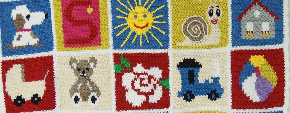 Patchwork aus bunten gehäkelten Granny Squares mit Sonne, Rose, Zug, Schnecke und Tiermotiven