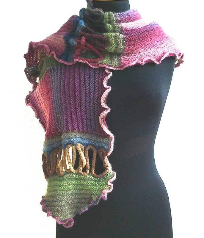 Mehrfarbiges, asymmetrisches gestricktes Tuch mit gewelltem Rüschenrand und Schlaufenfransen auf einer schwarzen Schneiderpuppe