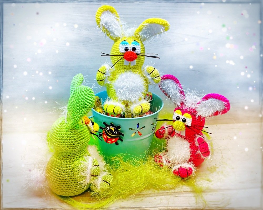 Fluffy bunnies to stick or sit - Crochet Pattern from Diana´s kleiner Häkelshop