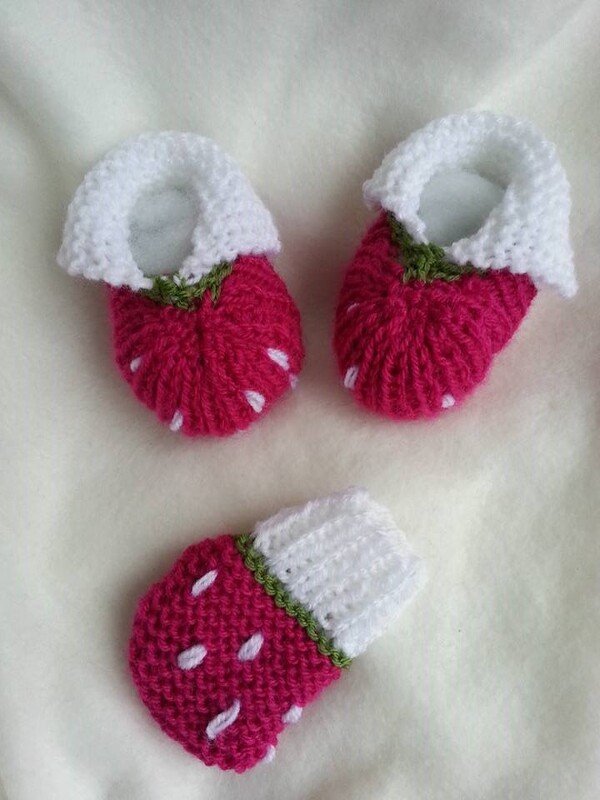 Verspielte gestrickte Erdbeer-Babyschuhe und Fäustling