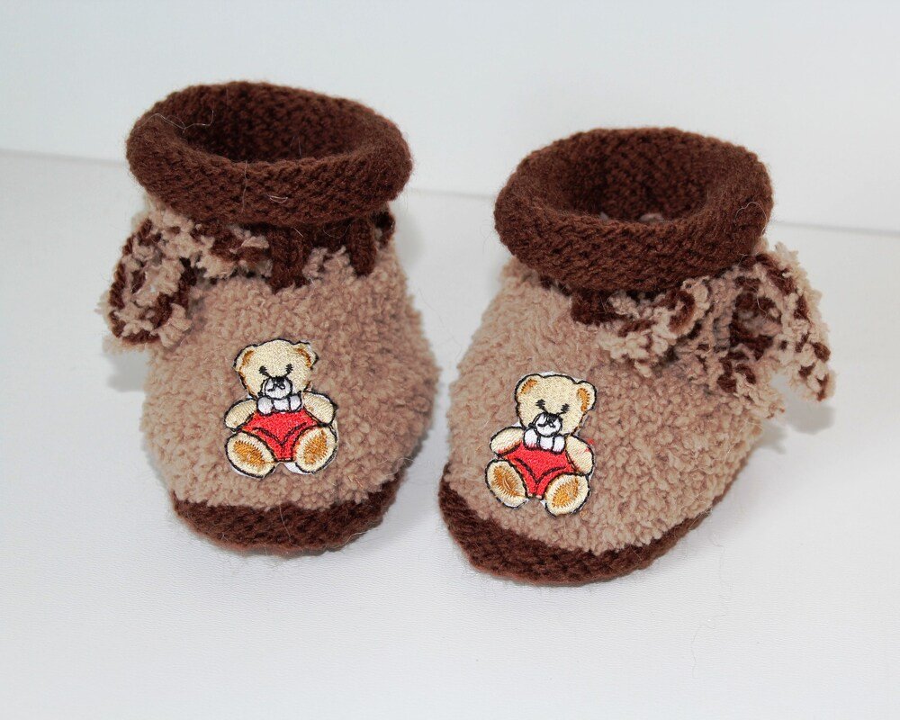 Flauschige gestrickte Babyschuhe in Hellbraun mit dunkelbraunen Details und Teddybär-Applikationen