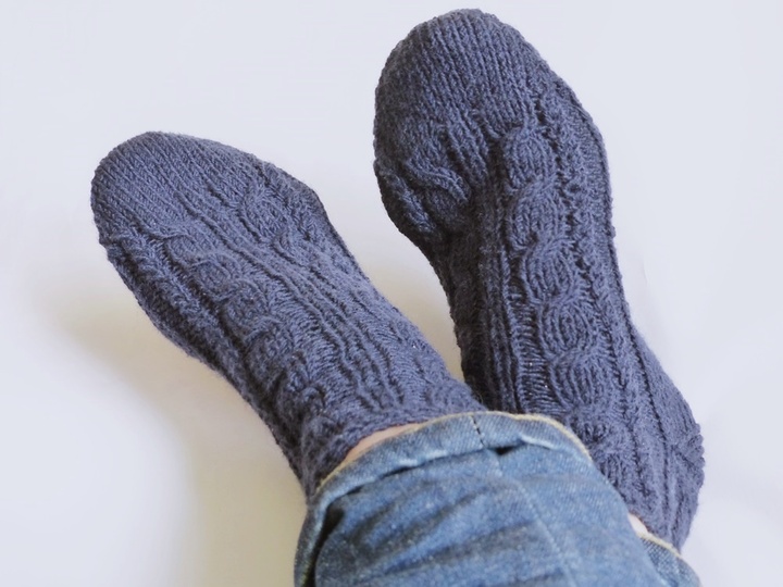 Sneaker-Socken mit Zopfmuster, Strickanleitung Größe 38/38 