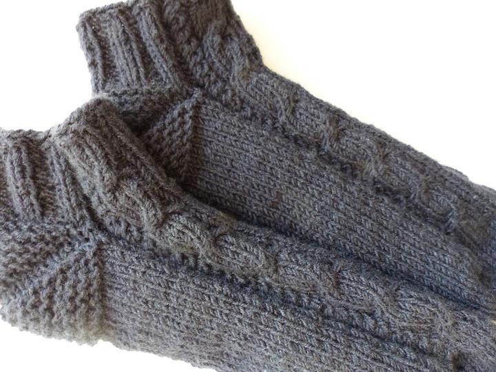Sneaker-Socken mit Zopfmuster, Strickanleitung Größe 38/38 