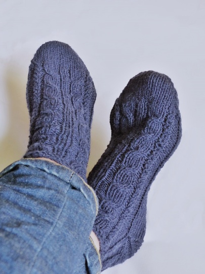 Sneaker-Socken mit Zopfmuster, Strickanleitung Größe 38/38 