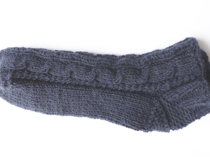 Sneaker-Socken mit Zopfmuster, Strickanleitung Größe 38/38 