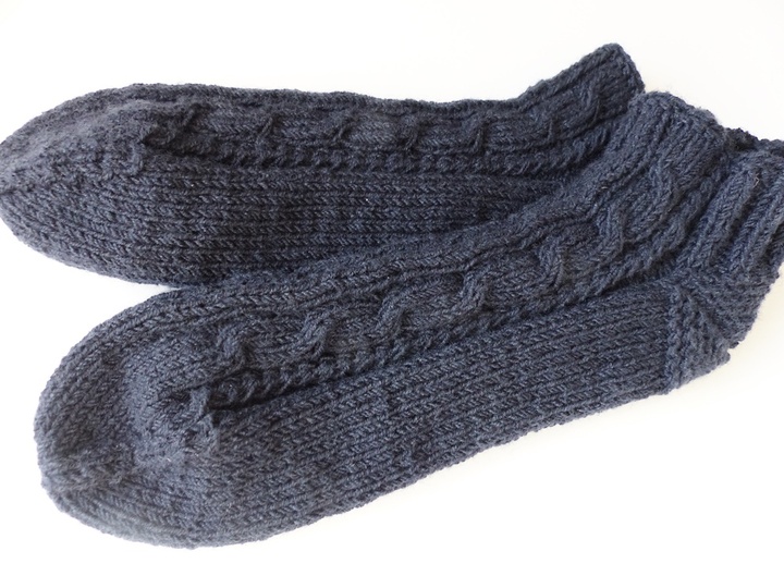 Sneaker-Socken mit Zopfmuster, Strickanleitung Größe 38/38 