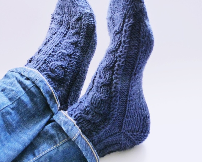 Sneaker-Socken mit Zopfmuster, Strickanleitung Größe 38/38 