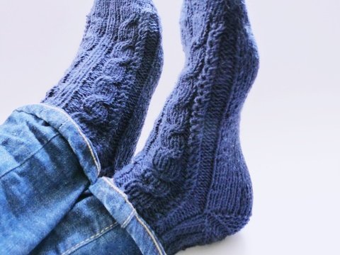 Sneaker-Socken mit Zopfmuster, Strickanleitung Größe 38/38 