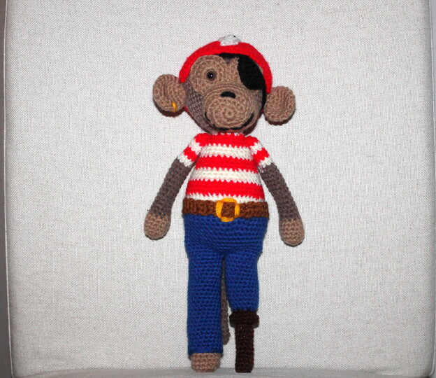 Crochet a Monkey – a Pirate Monkey with Headscarf and Eye Patch (EN & DE)