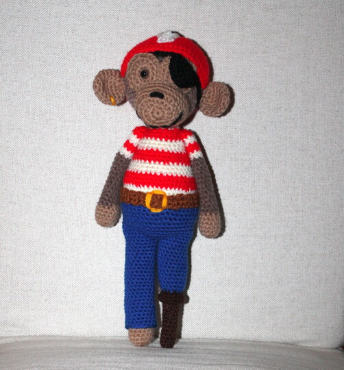 Crochet a Monkey – a Pirate Monkey with Headscarf and Eye Patch (EN & DE)