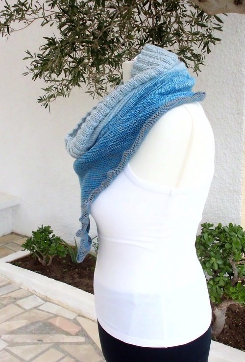 Blauer gestrickter Kragenschal mit Farbverlauf auf weißer Schaufensterpuppe