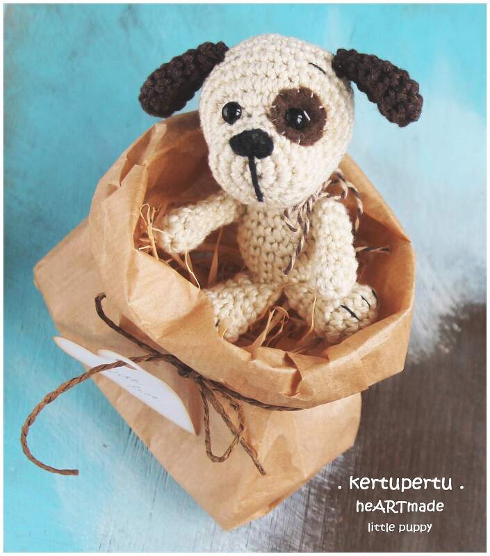 Nahaufnahme gehäkeltes Mini-Hündchen mit sichtbarer Maschenstruktur