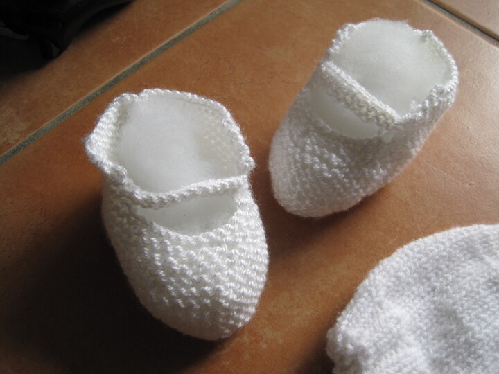 Strickanleitung Babyschuhe und Babymütze, Baby Ballerinas, Taufschühchen - bis 6 Monate tragbar