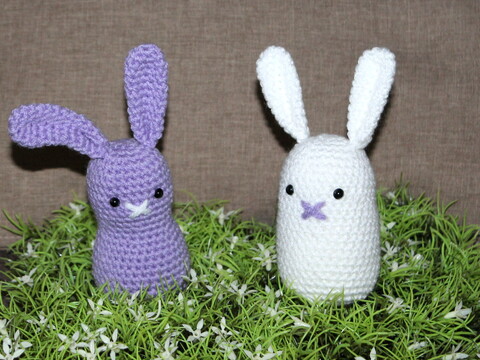 Crochet an Easter Bunny – two Simple Bunnies in Purple and White (EN & DE)