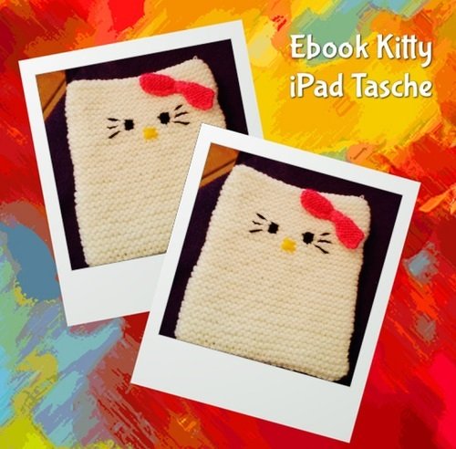 Zwei Polaroid-Fotos einer weißen, gestrickten Hülle mit Kätzchenmotiv, schwarzen Details und roter Schleife vor buntem Hintergrund