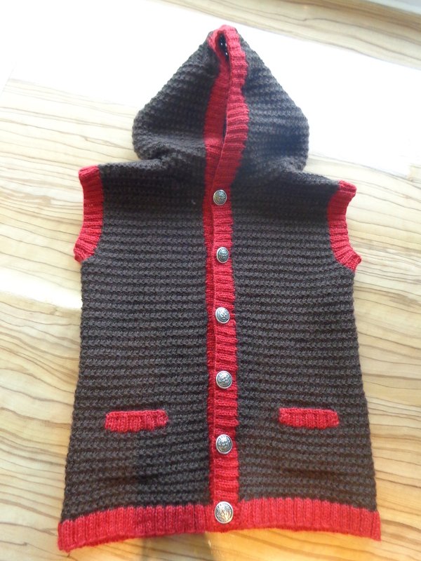 Braune gestrickte Kapuzenweste mit roten Kanten, Knfen und zwei Taschen