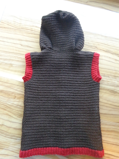 Strickanleitung für ärmellose Kapuzenweste für Buben | Baby AlpenChic