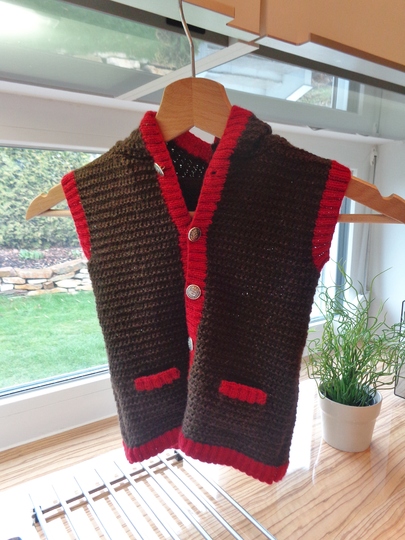 Strickanleitung für ärmellose Kapuzenweste für Buben | Baby AlpenChic