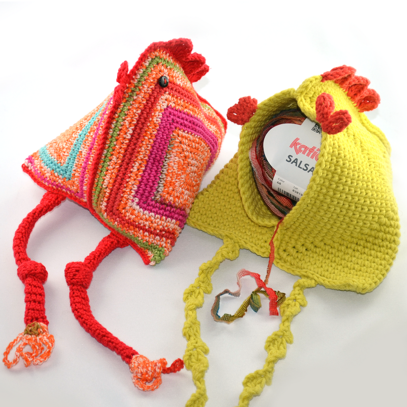 Zwei gehäkelte Hühner-Körbchen in bunten Farben, eines offen mit Garnknäuel
