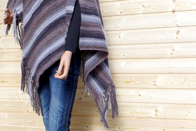 Knitting Pattern: Trendy poncho with fringes