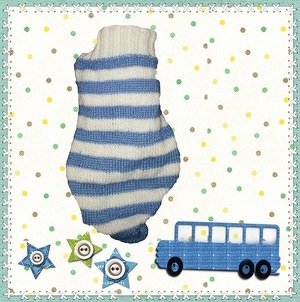 Gestrickter Babysack mit horizontalen blau-weißen Streifen auf gepunktetem Hintergrund, daneben ein blauer Spielzeugbus und sternförmige Knöpfe.