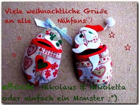 Zwei kleine genähte Stoffkörbchen mit roten Herzmustern, Schleifen und Pompons auf Leinenuntergrund