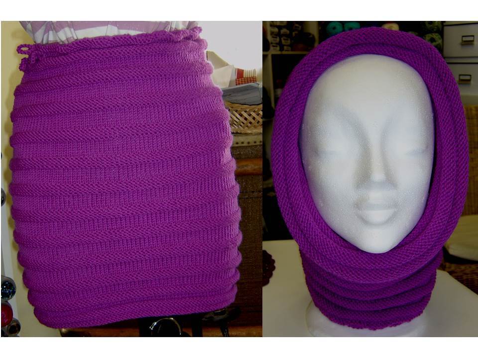 Violetter gestrickter Loop‑Schal mit horizontaler Rippenstruktur, flach liegend und auf Schaufensterpuppe präsentiert
