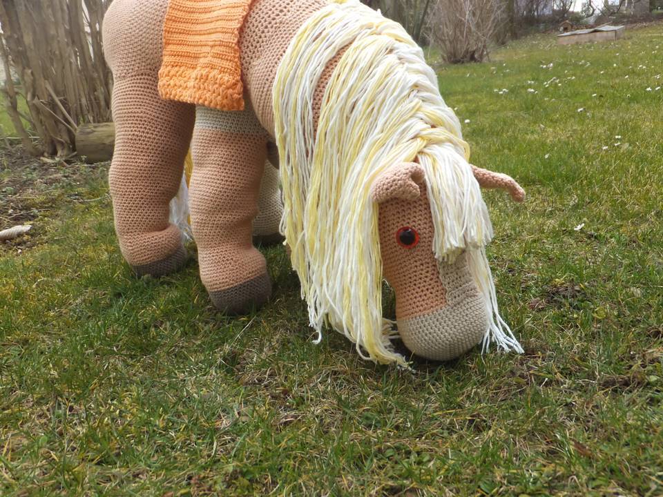 Detaillierte Ansicht eines gehäkelten Amigurumi-Pferdes mit Mähne und Beinen